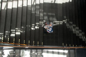 nuori_mies_portaikossa 599_399_ 0126